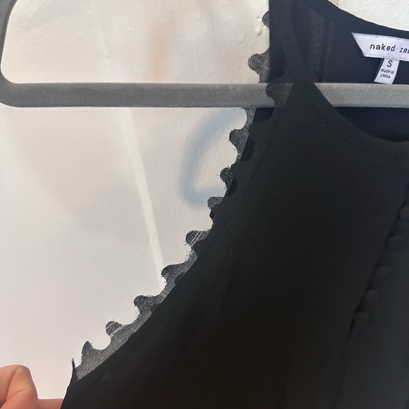 Cute lightweight tank top . Black with cute detail buttons and sides - Picture 4 of 4